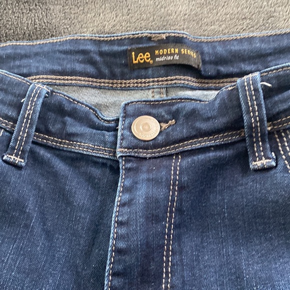 Lee capris size 10. Like new. - Picture 3 of 6